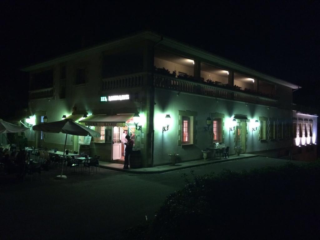 Hostal Zubi XXI Puente La Reina Exterior photo